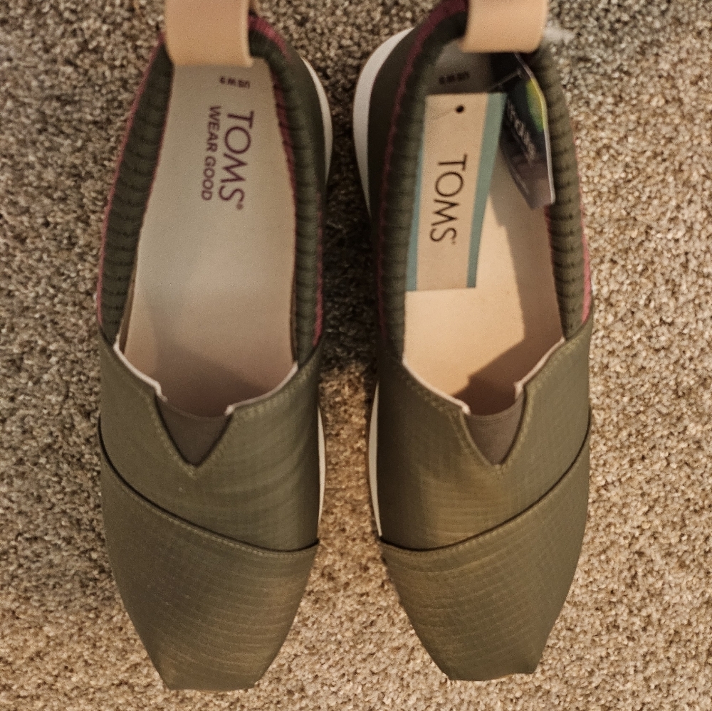 TOMS Women's Green Slip-On Flats